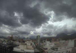 Cielo encapotado en Benidorm.