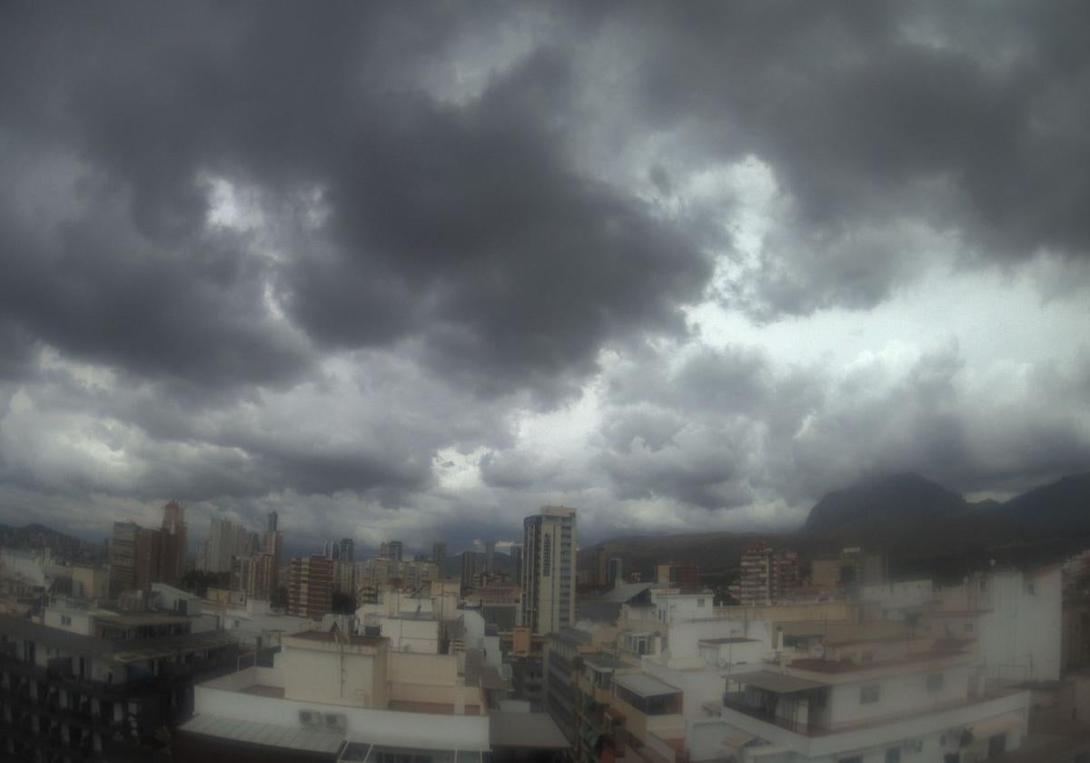 Imagen principal - Storms bring waterspouts and over 40 litres per square metre in northern Alicante
