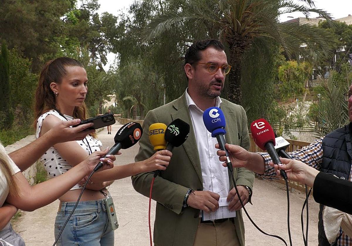 El concejal de Servicios Públicos, Claudio Guilabert, atiende a los medios.