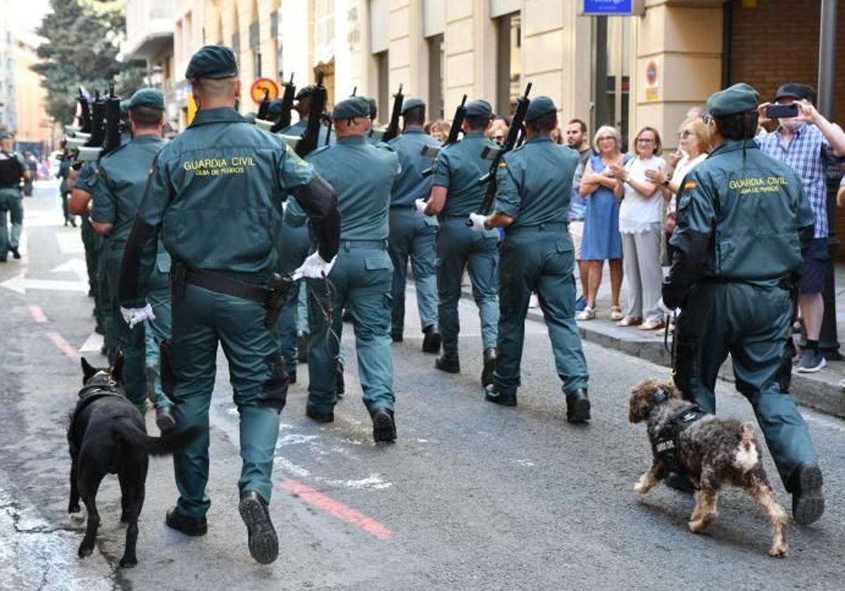 Desfile de la Guardia Civil en Alicante por el dia de la patrona, la Virgen del Pilar.
