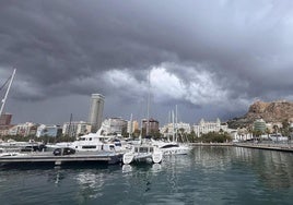 Las tormentas han llegado a la ciudad de Alicante con fuertes aguaceros