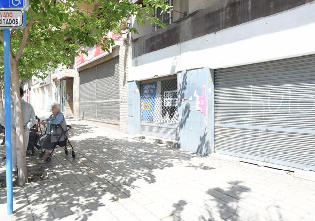 Locales vacíos en la avenida Conde Lumiares.