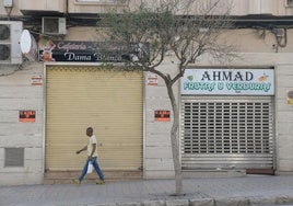 Negocios cerrados en la avenida Conde Lumiares de Alicante.