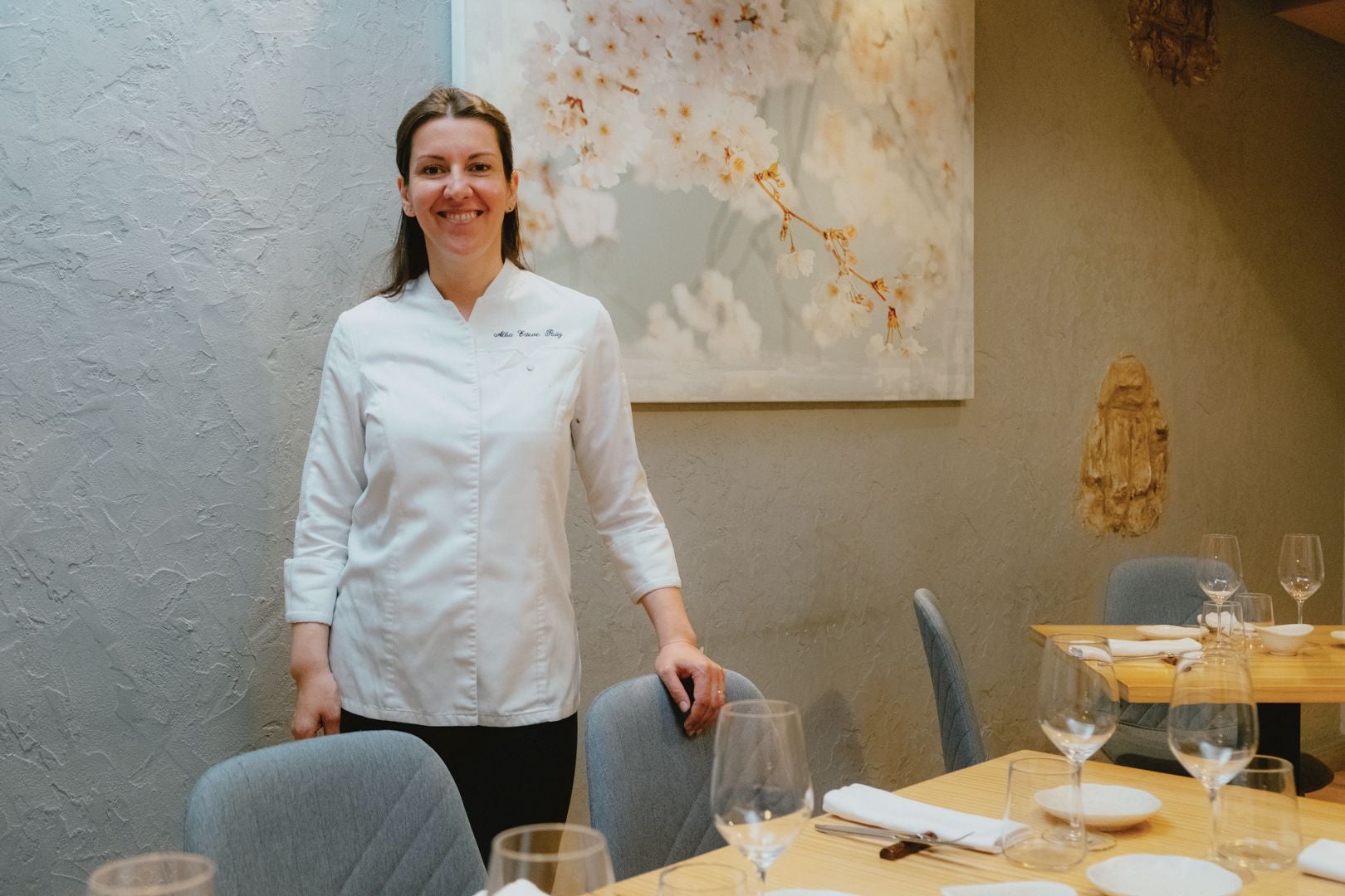 La cocinera, en el salón de su establecimiento.