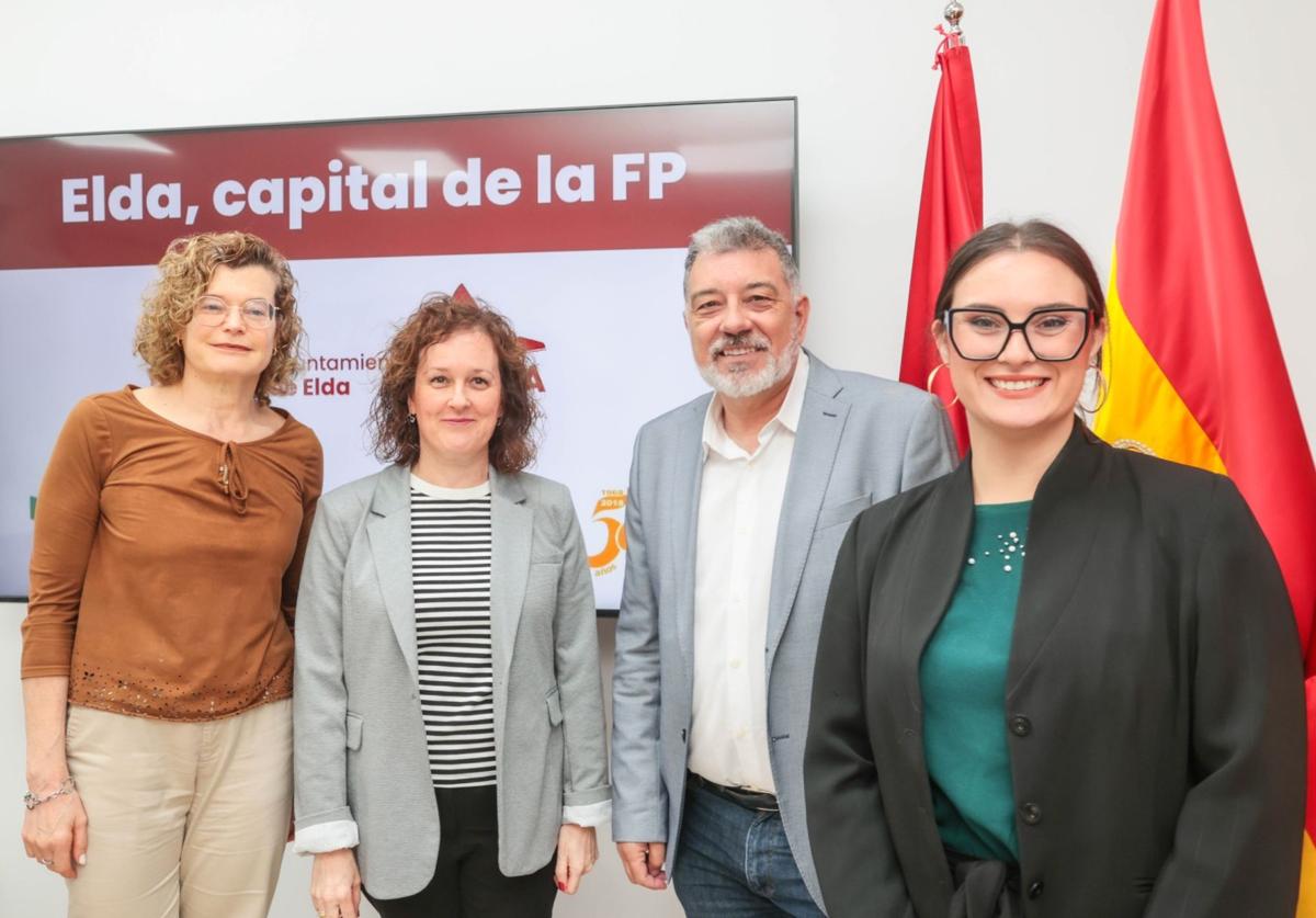 The Councillor for Education of Elda, María Gisbert (right), with the heads of the town's training centres.