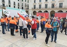 Los trabajadores del servicio de limpieza y recogida de basuras, reunidos este viernes ante el Ayuntamiento.