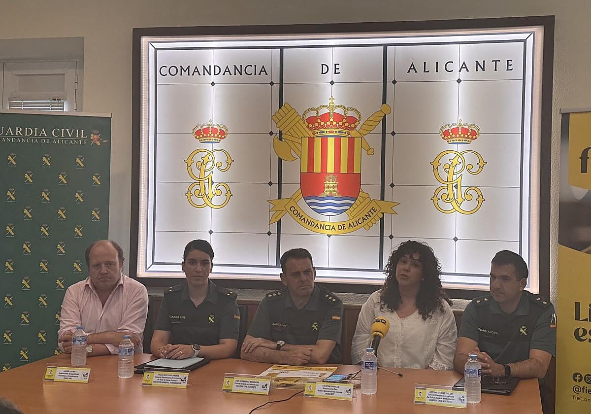 Representantes de la Guardia Civil y la ONG Fiet durante la rueda de prensa.
