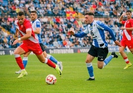 Aranda avanza con el balón controlado ante el Sevilla Atlético.