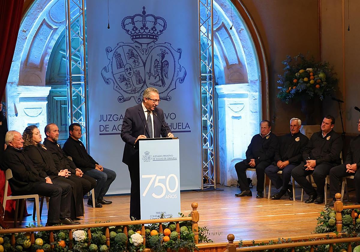 El presidente de la Diputación, Toni Pérez, en el Juzgado de Aguas de Orihuela.