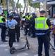 Imagen principal - Freno a los repartidores con patinete eléctrico: Benidorm avisa de que habrá multas de hasta 500 euros