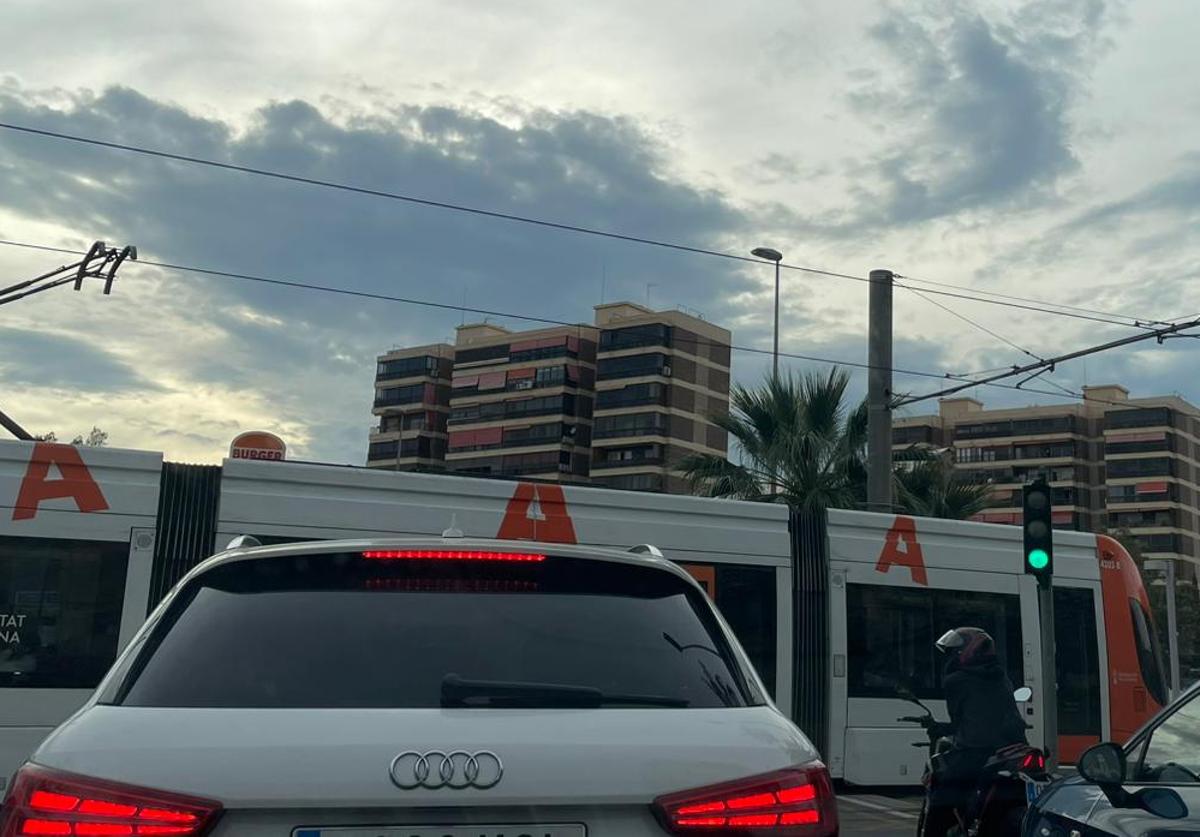 Un semáforo averiado provoca el caos en la rotonda del Hospital General de Alicante