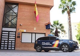 Una patrulla frente a la Comisaría Norte de Alicante.