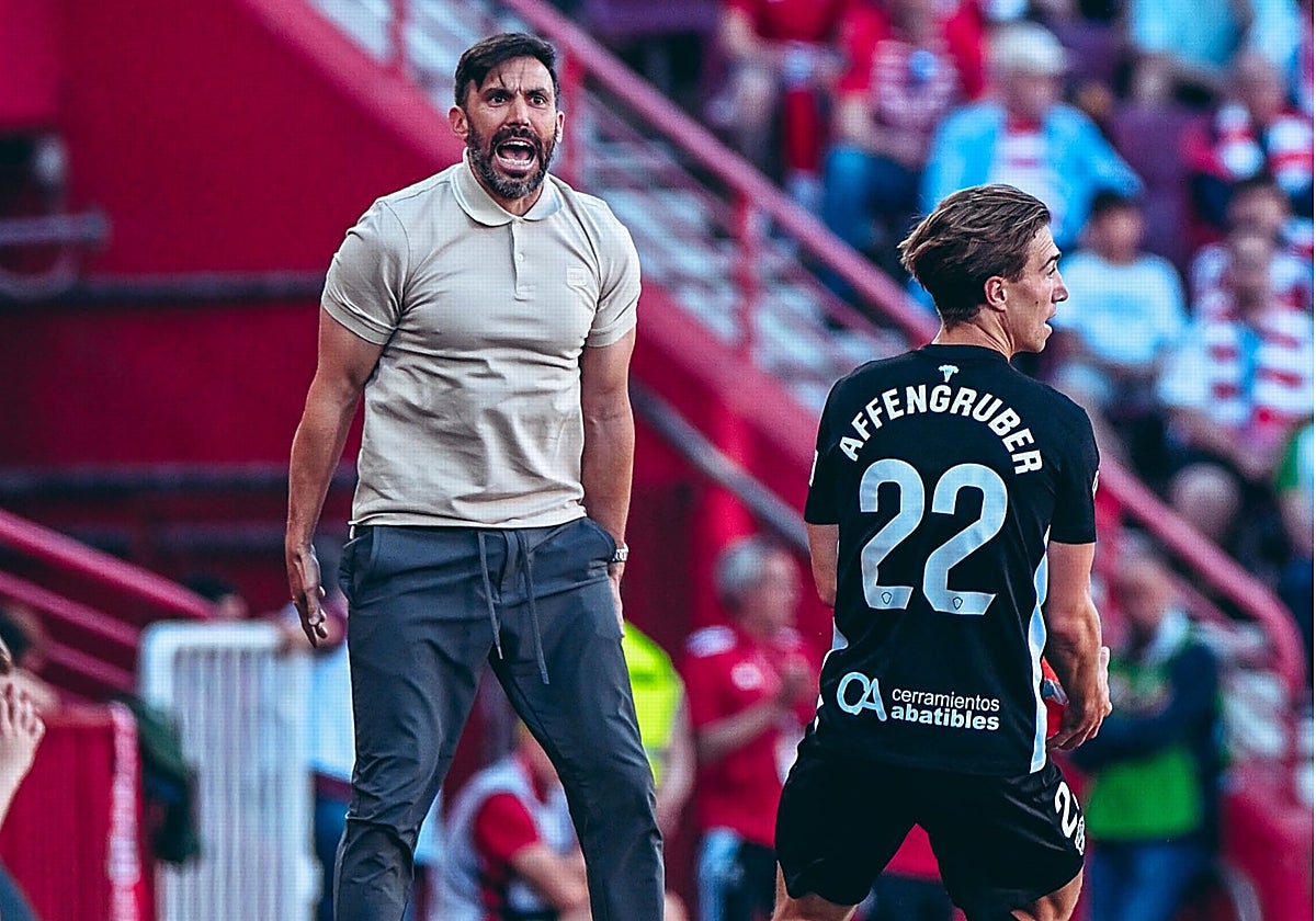Eder Sarabia da instrucciones a sus jugadores en Granada.