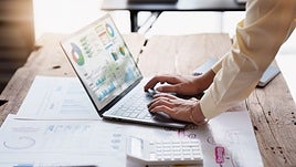 Imagen de recurso de un trabajador consultando datos.