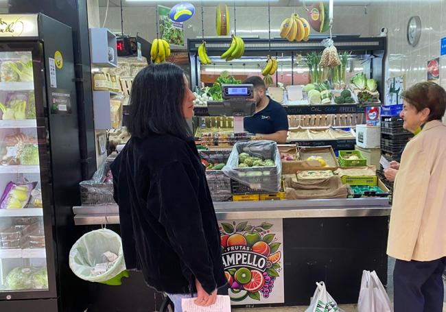 Clientas en una frutería.