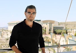 Julio Medem en los estudios Ciudad de la Luz.