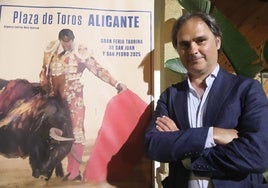Nacho Lloret, con el cartel de la feria taurina de Alicante.