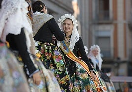 Valentina Tárraga recibe la insignia como bellea del foc infantil 2025 de Alicante en la proclamación que ha tenido lugar este viernes.