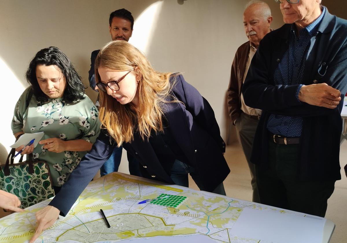The Urban Planning Councillor, Rocío Gómez, at one of the participatory workshops of the PGE.