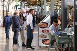Camarero en un restaurante de la Explanada de Alicante.