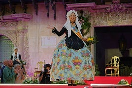 Proclamación de la bellea del foc adulta en la plaza del Ayuntamiento.