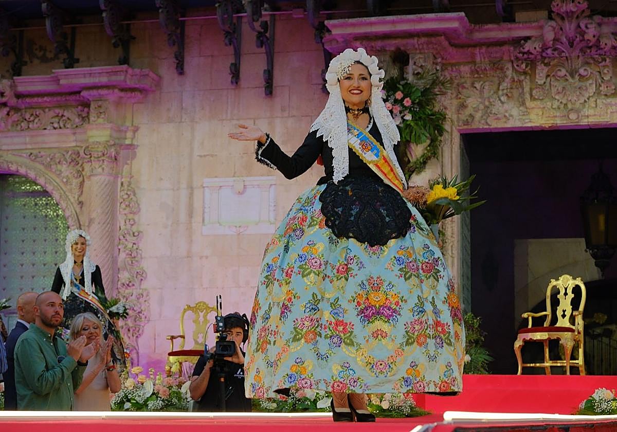 Proclamación de la bellea del foc adulta en la plaza del Ayuntamiento.