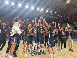 El Eón celebra el título.