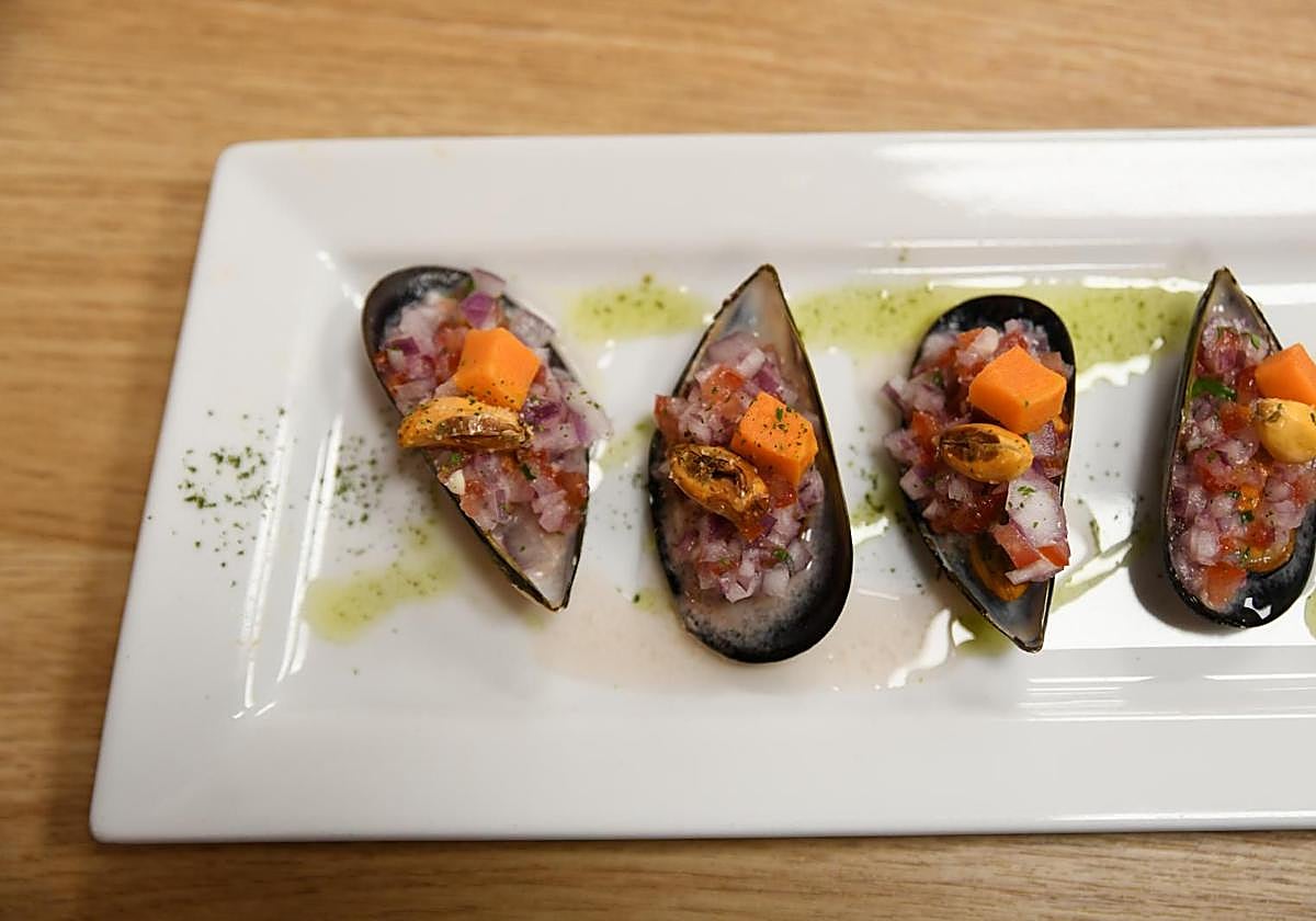 Un plato de mejillones, ejemplo de fotogarfía gastronómica.