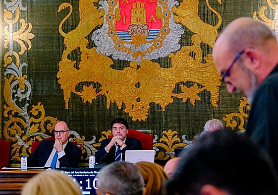 El alcalde, Luis Barcala, mira al portavoz de EU-Podem, Manolo Copé, durante un pleno.