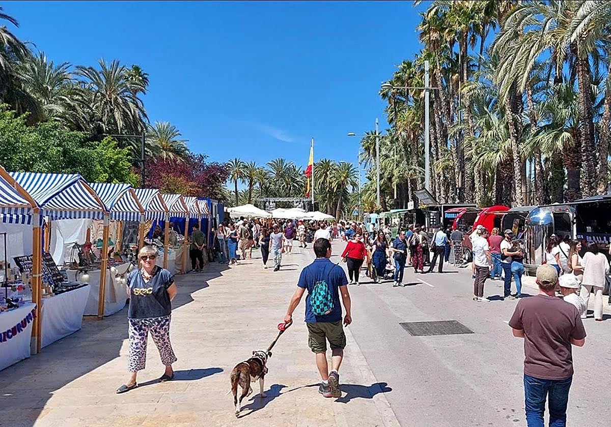 'Food trucks' y mercado de diseño en el paseo.