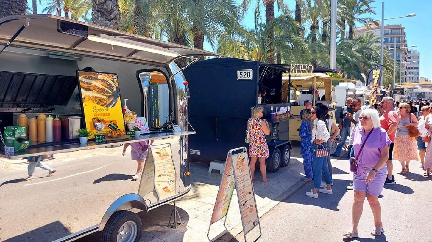 'Food trucks' en el paseo de la Estación de Elche.