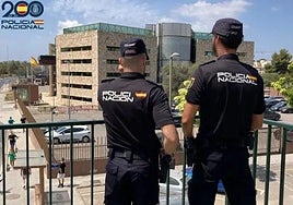 Dos agentes de la Policía Nacional en el Ibiza.