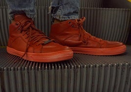 El calzado se caracteriza por tener suela muy fina, flexible, con 'drop' cero y puntera muy amplia.