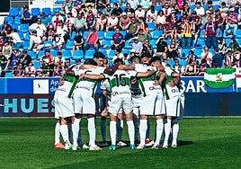 Los jugadores del Elche se conjuran antes de medirse con el Huesca.