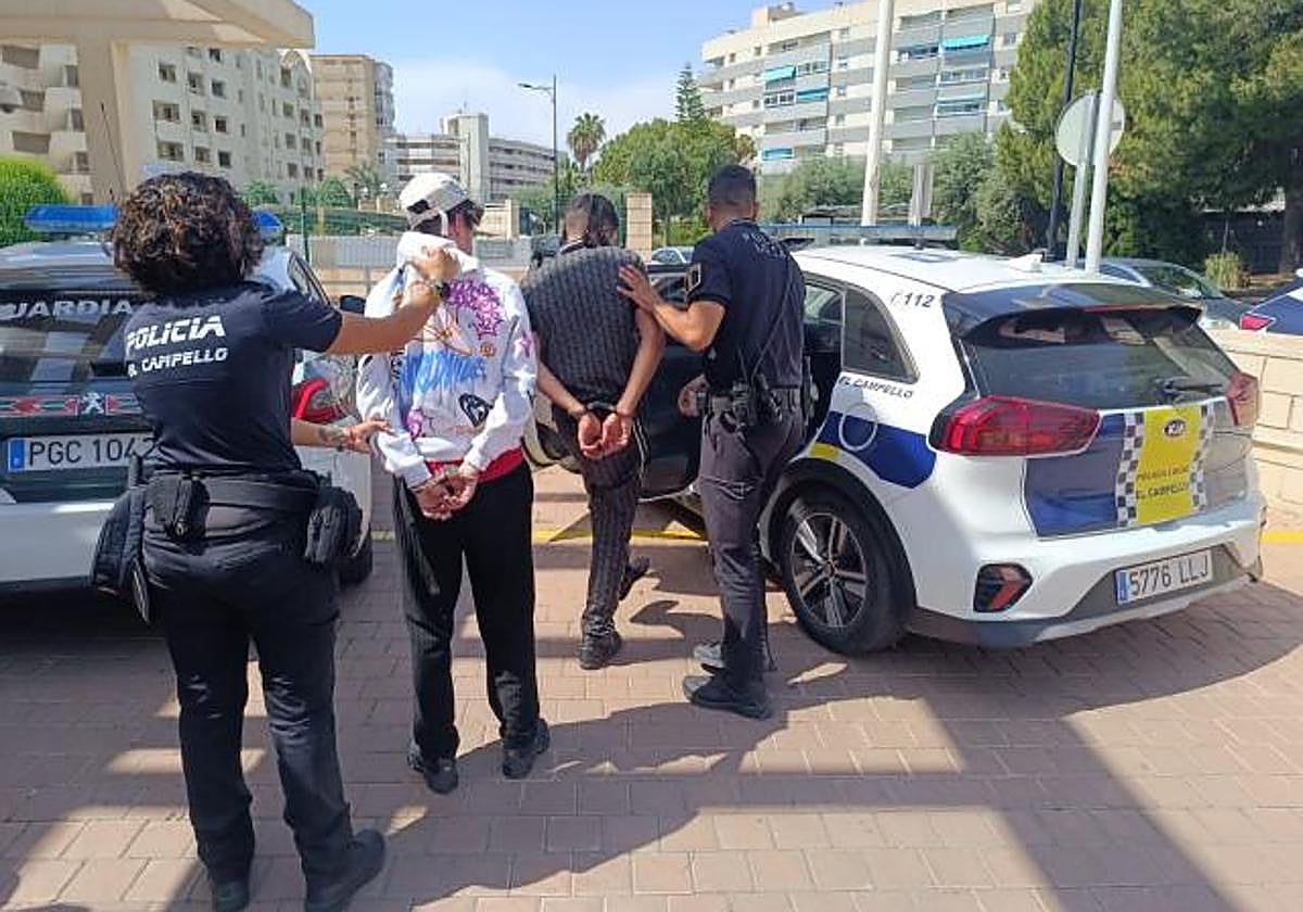 Momento de la detención a cargo de la policía local de El Campello.