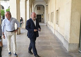 El presidente de la APHA, Luis Castillo, junto a su hermano Juan Carlos, antes de entrar a la Audiencia Provincial de Alicante.