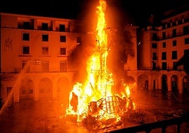 Cremà de la Hoguera Oficial 2024 en la Plaza del Ayuntamiento de Alicante.