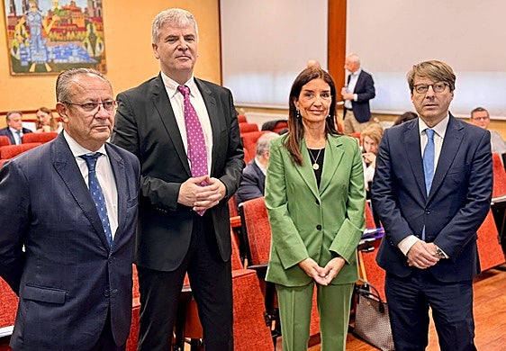 La consellera, este martes en Santiago de Compostela, junto a homólogos de otras autonomías.