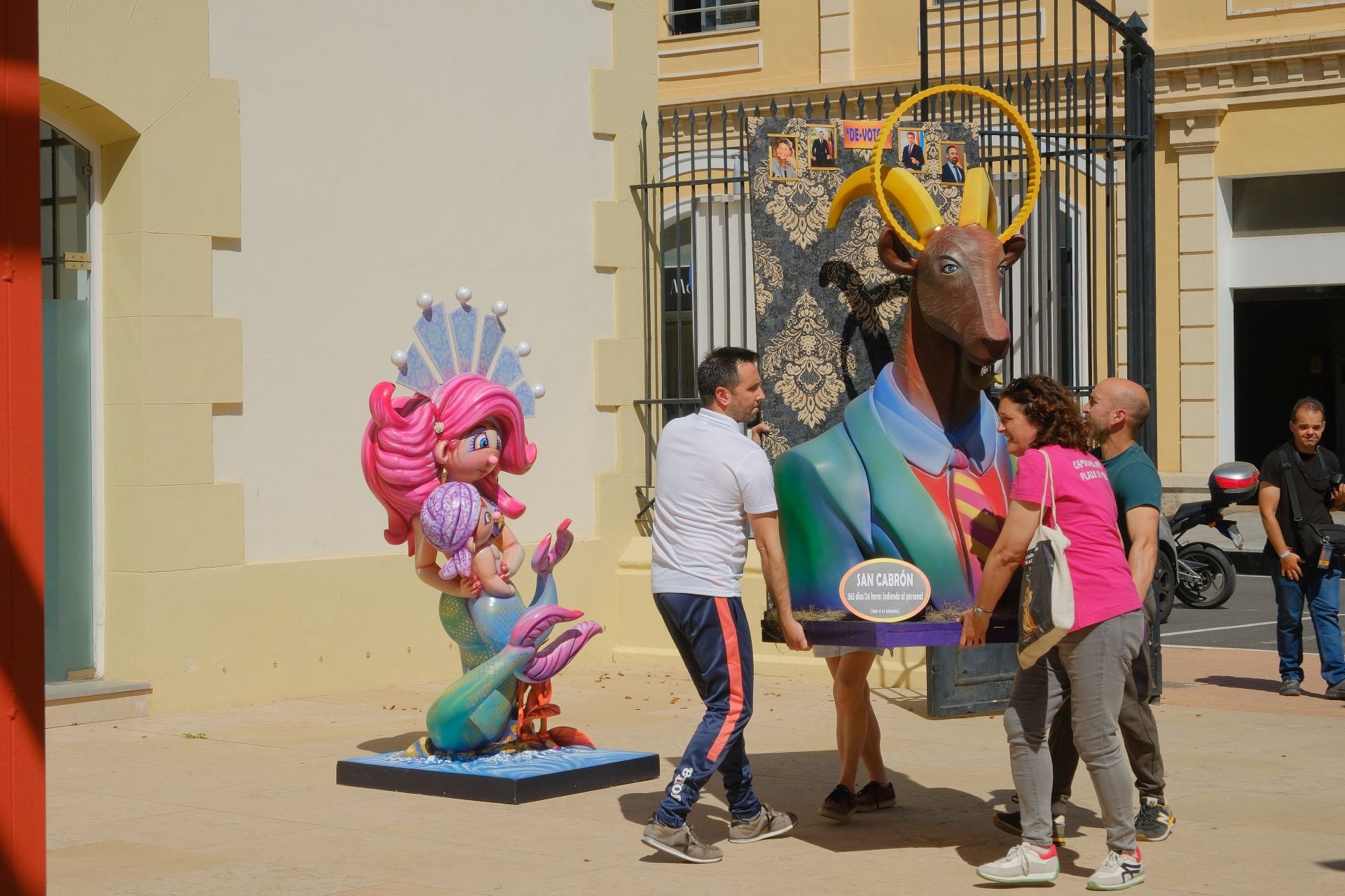 Los ninots desembarcan en la Lonja del Pescado de Alicante