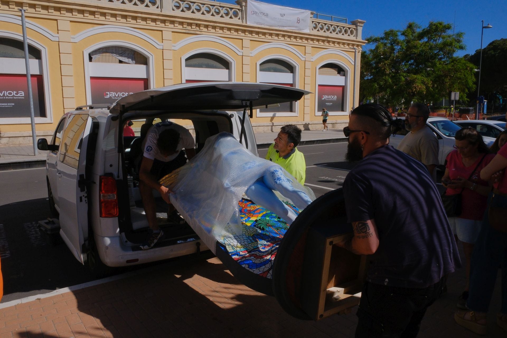 Los ninots desembarcan en la Lonja del Pescado de Alicante