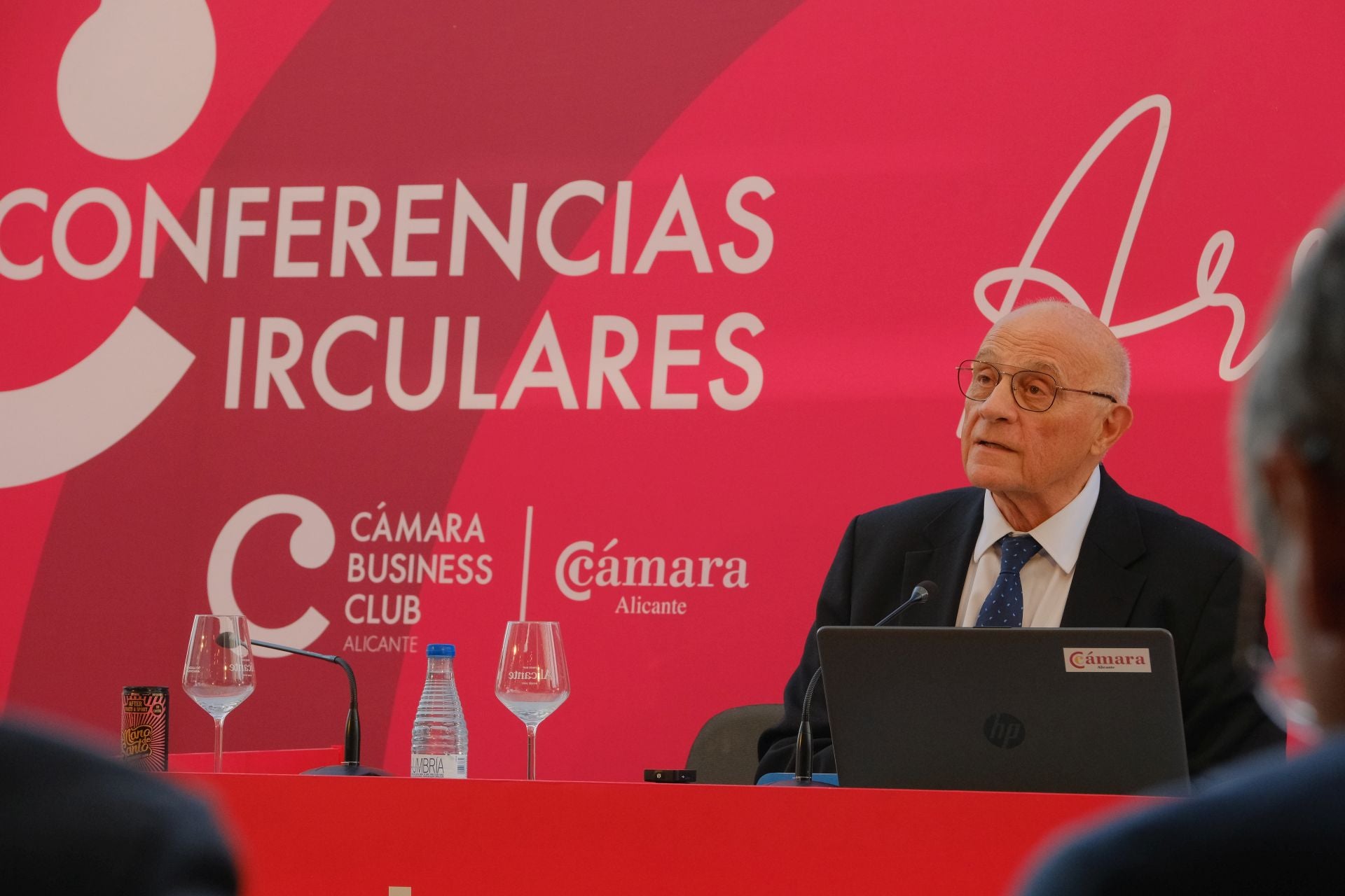El encuentro de Josep Oliu (Banco Sabadell) con empresarios de Alicante, en imágenes