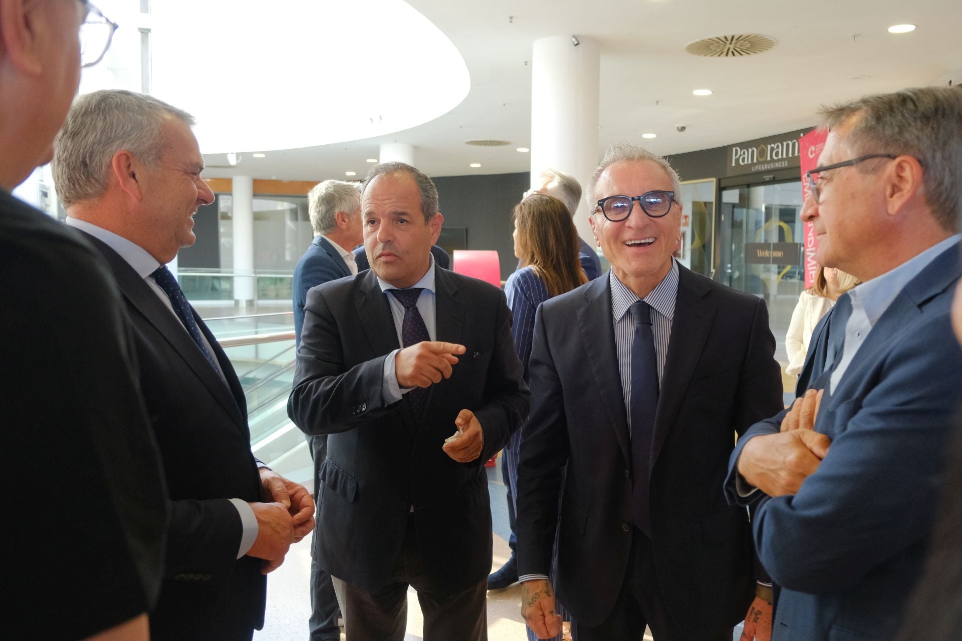 El encuentro de Josep Oliu (Banco Sabadell) con empresarios de Alicante, en imágenes