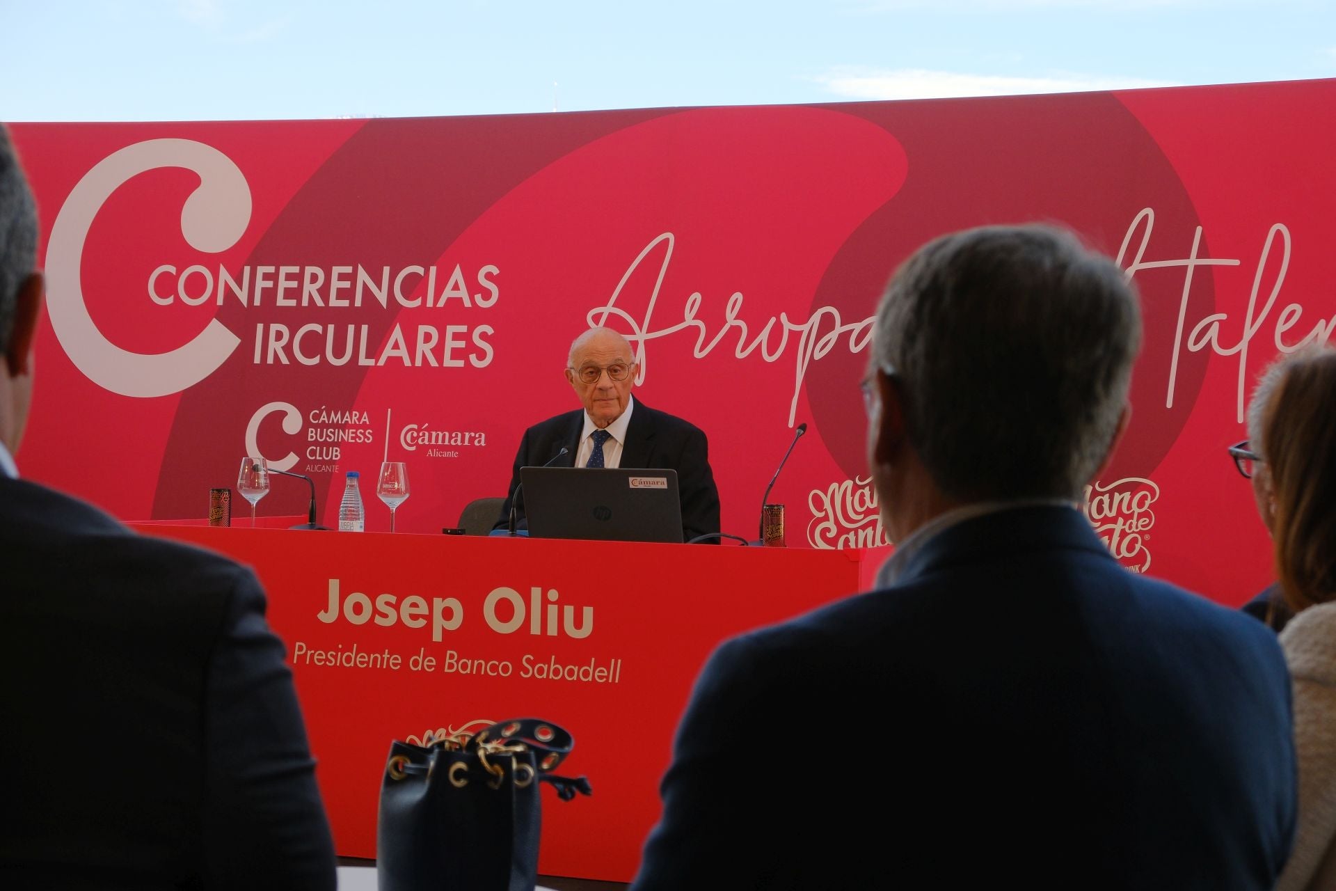 El encuentro de Josep Oliu (Banco Sabadell) con empresarios de Alicante, en imágenes