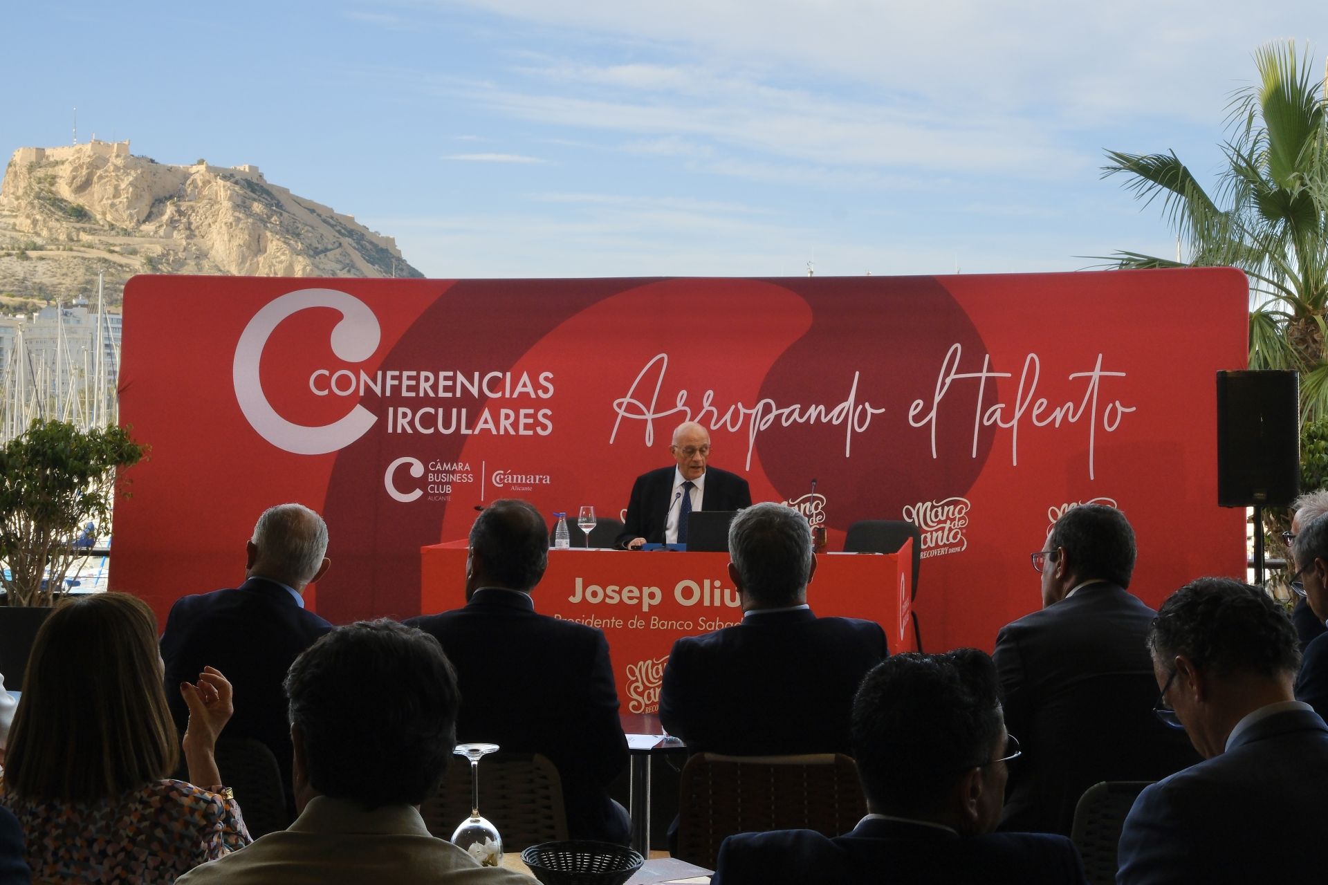 El encuentro de Josep Oliu (Banco Sabadell) con empresarios de Alicante, en imágenes
