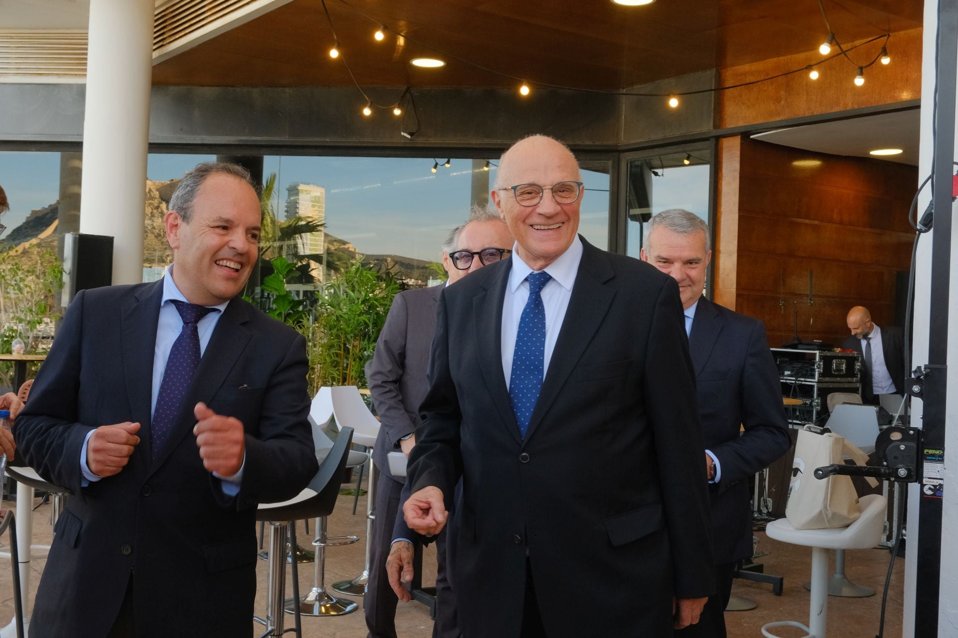 El encuentro de Josep Oliu (Banco Sabadell) con empresarios de Alicante, en imágenes