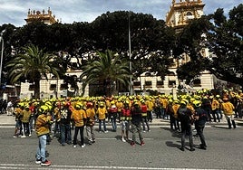 Protesta de bomberos frente a la puerta de la Diputación.