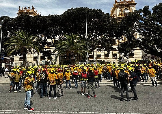 Protesta de bomberos frente a la puerta de la Diputación.