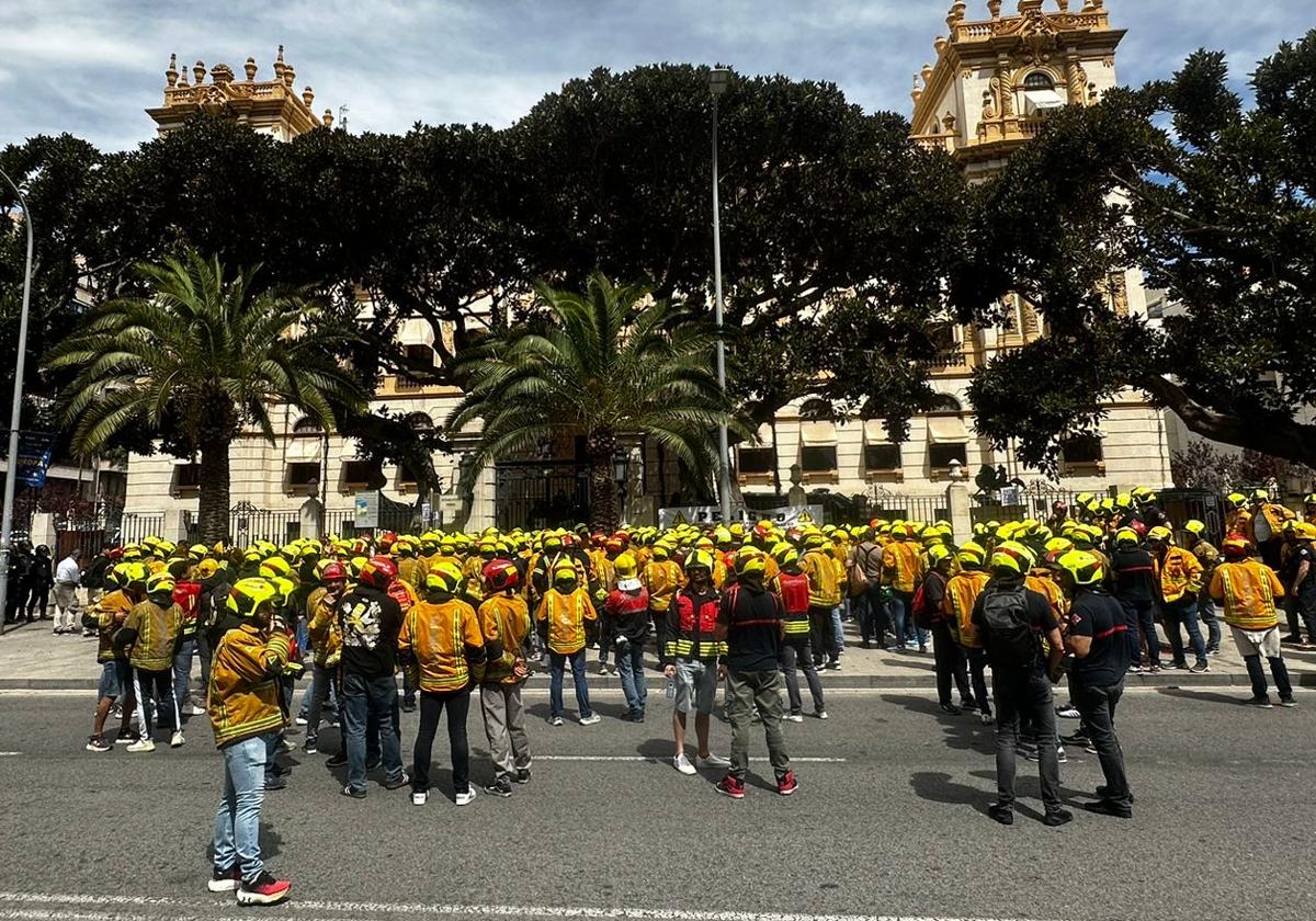 La Diputación de Alicante saca 39 plazas de bomberos en plena movilización laboral