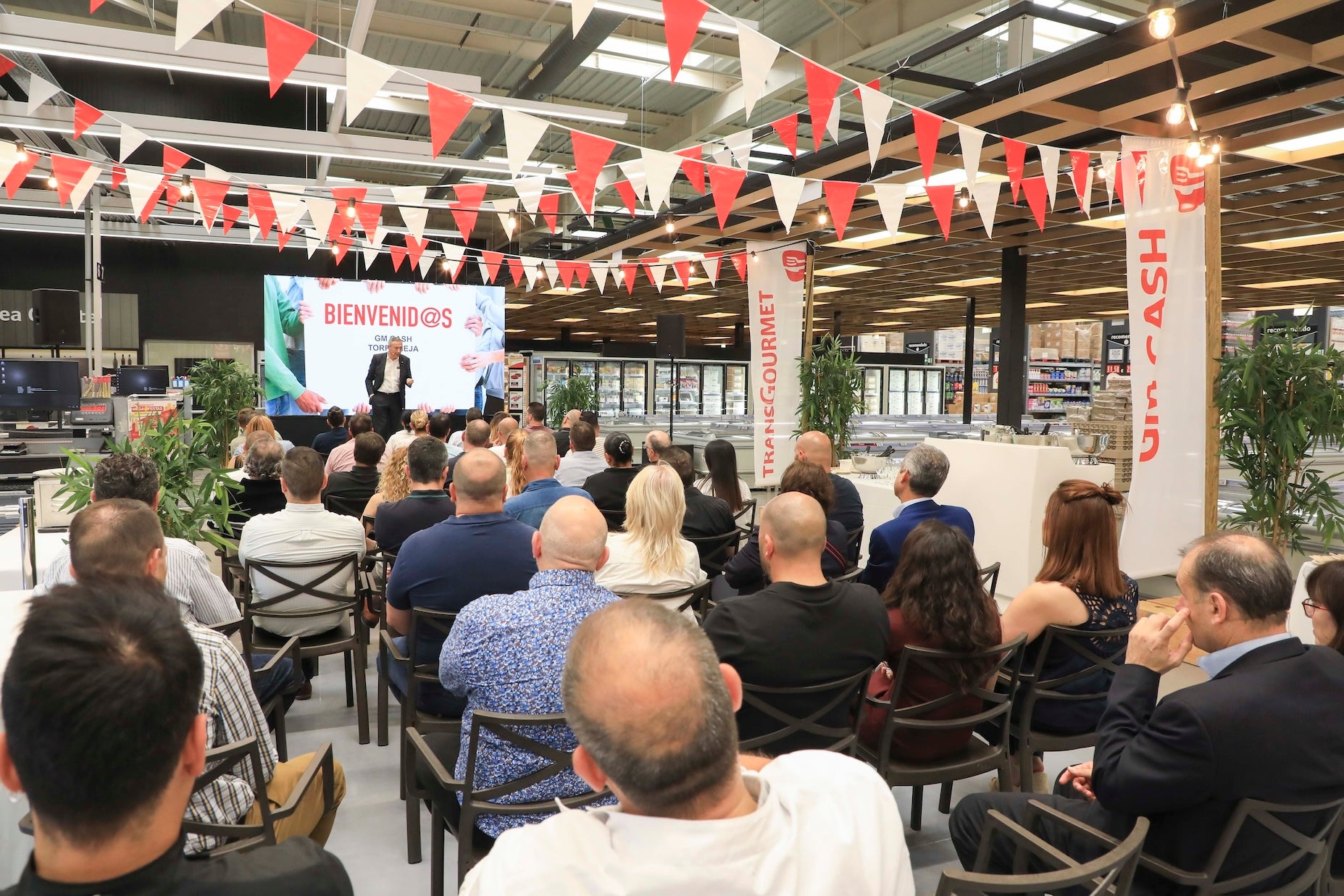 La inauguración del centro renovado ha contado con la presencia de su director general, Lluís Labairu.