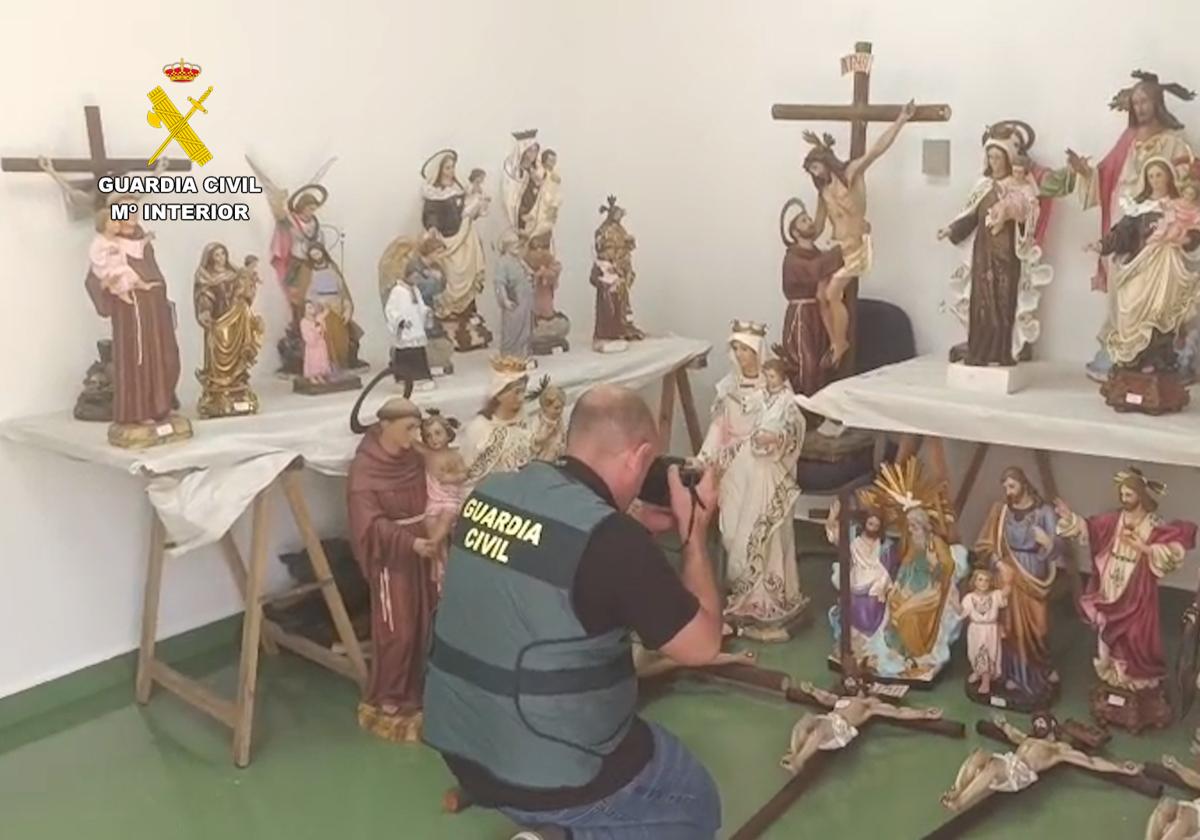 Uno de los investigadores fotografía las imágenes recuperadas.